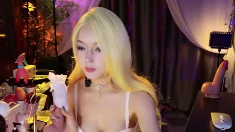 reaowna___ online show from October 1, 2025, 12:00 pm