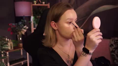 QUEEN OF EVIL online show from November 9, 2025, 2:21 am