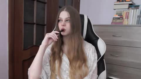 Lily online show from September 23, 2025, 2:03 am