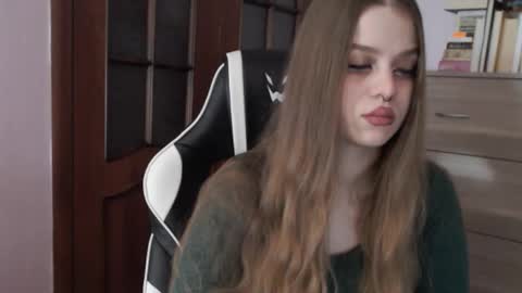 Lily online show from December 4, 2025, 2:21 am