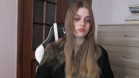 Lily online show from May 16, 2026, 2:19 am