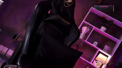 Red Jasmine online show from October 5, 2025, 1:37 am