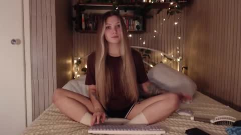 Snapshot of redmoonhead chatting on December 17, 2025, 10:21 am Ana online show from December 17, 2025, 10:21 am