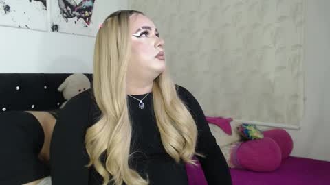 Snapshot of redvelvett22 chatting on November 10, 2025, 3:27 am redvelvett22 online show from November 10, 2025, 3:27 am