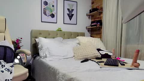 Snapshot of reese_yanella chatting on February 14, 2025, 7:02 pm Yanella online show from February 14, 2025, 7:02 pm