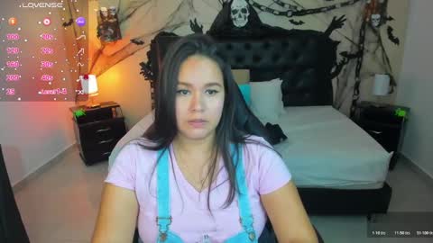 Snapshot of reina_loren chatting on November 1, 2025, 9:28 pm reina_loren online show from November 1, 2025, 9:28 pm