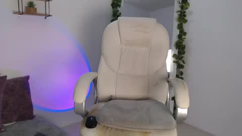 Snapshot of rem_evans chatting on December 5, 2024, 2:09 am Erika online show from December 5, 2024, 2:09 am