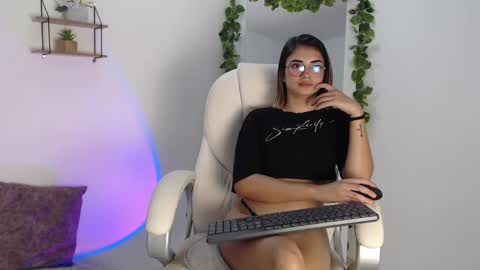 Snapshot of rem_evans chatting on December 8, 2024, 12:51 am Erika online show from December 8, 2024, 12:51 am