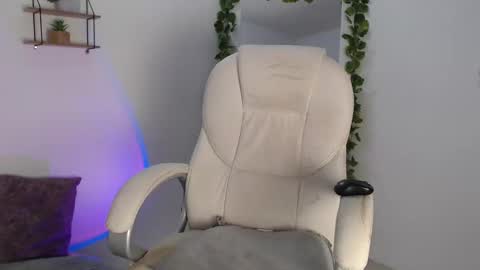 Snapshot of rem_evans chatting on December 10, 2024, 2:48 am Erika online show from December 10, 2024, 2:48 am