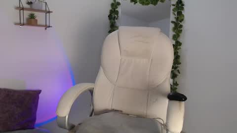 Snapshot of rem_evans chatting on December 11, 2024, 3:02 am Erika online show from December 11, 2024, 3:02 am