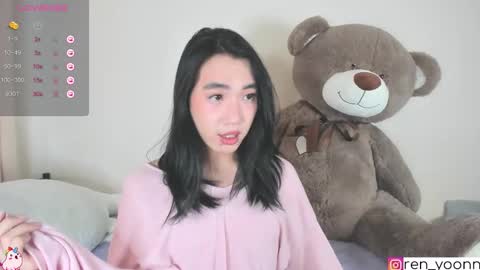 Snapshot of ren_yoonn chatting on October 19, 2025, 8:59 am Ren online show from October 19, 2025, 8:59 am