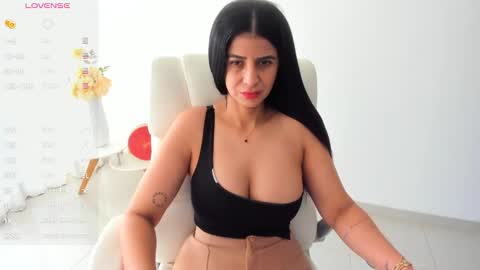 Snapshot of renata_t_ chatting on October 6, 2025, 4:59 pm RENATA online show from October 6, 2025, 4:59 pm