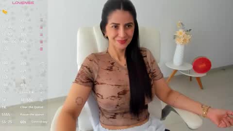 Snapshot of renata_t_ chatting on October 21, 2025, 2:51 pm RENATA online show from October 21, 2025, 2:51 pm