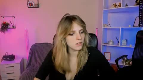 Snapshot of renesmee_sunset chatting on November 11, 2025, 10:04 am Sweet Renesmee online show from November 11, 2025, 10:04 am