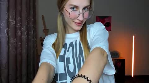 Snapshot of renewalri chatting on October 17, 2025, 1:57 pm Rina online show from October 17, 2025, 1:57 pm