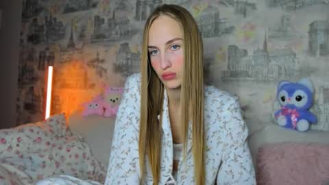 Snapshot of renewalri chatting on October 19, 2025, 10:27 am Rina online show from October 19, 2025, 10:27 am