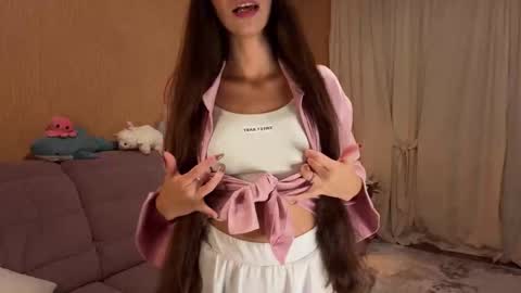 Snapshot of revi_art chatting on October 12, 2025, 5:34 pm Revi online show from October 12, 2025, 5:34 pm