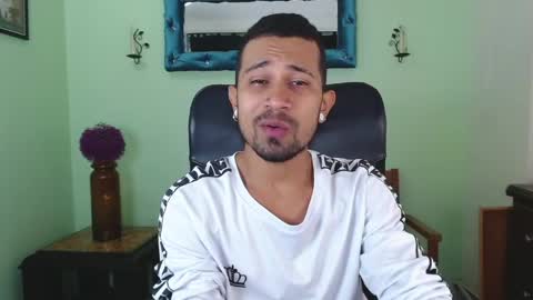 Snapshot of richardwithe_ chatting on April 8, 2026, 12:05 pm Richard online show from April 8, 2026, 12:05 pm