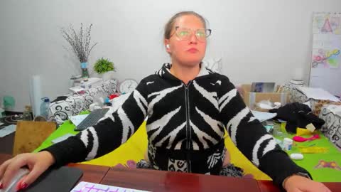 Anna - not anna - right Anna  online show from November 10, 2025, 12:59 pm