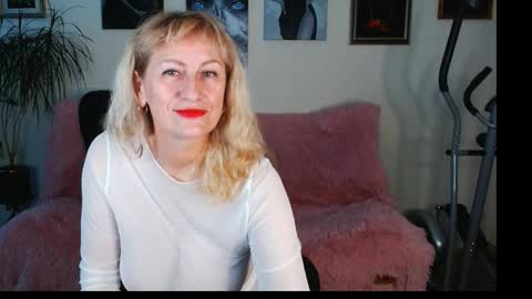 Snapshot of riley_annet chatting on November 16, 2025, 5:57 am Riley online show from November 16, 2025, 5:57 am