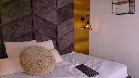 RIRI  online show from October 25, 2025, 8:47 pm