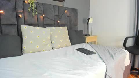 RIRI  online show from November 15, 2025, 7:43 pm