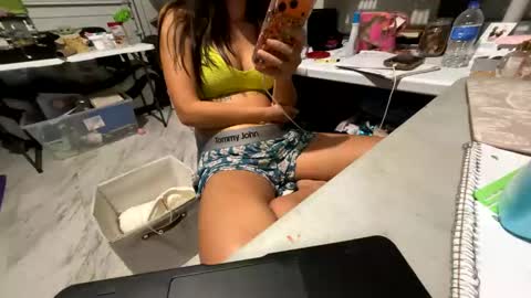 roarmance1 online show from October 16, 2025, 6:03 am