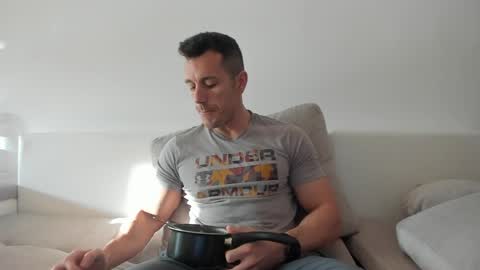 roberto4ever online show from April 15, 2026, 4:52 am