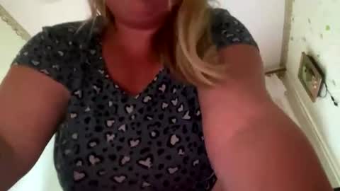 Robyn Lea online show from July 25, 2026, 11:52 am