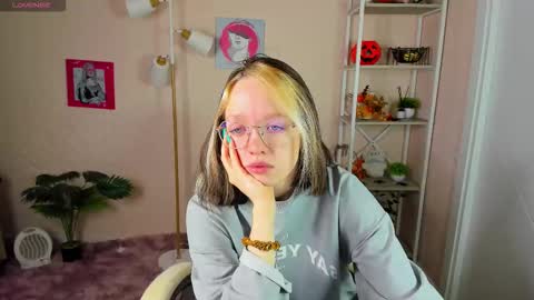 Snapshot of rockett_bunny chatting on November 19, 2025, 1:05 am Rockett online show from November 19, 2025, 1:05 am