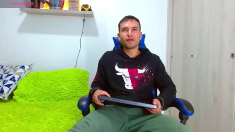rolos_hot32 online show from September 22, 2025, 11:29 pm