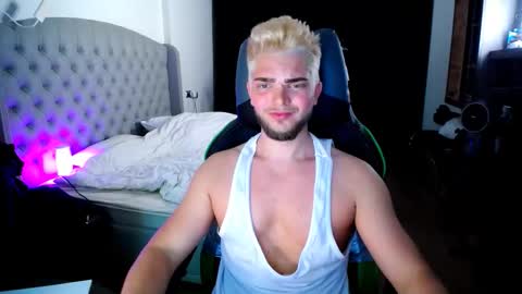 Snapshot of romantic_twunk chatting on October 25, 2025, 4:35 pm romantic_twunk online show from October 25, 2025, 4:35 pm