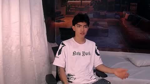 Snapshot of romeomillerr chatting on December 19, 2025, 7:21 pm Romeo online show from December 19, 2025, 7:21 pm