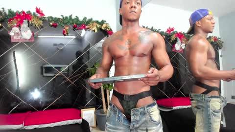 Snapshot of ronnie_777 chatting on December 4, 2024, 11:35 pm Ronnie 777 online show from December 4, 2024, 11:35 pm