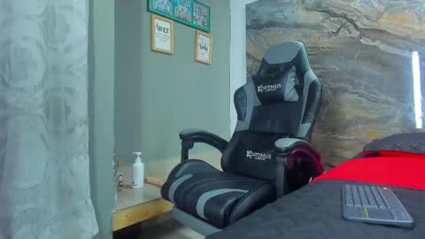 Snapshot of ronnie_777 chatting on February 25, 2025, 4:14 am Ronnie 777 online show from February 25, 2025, 4:14 am