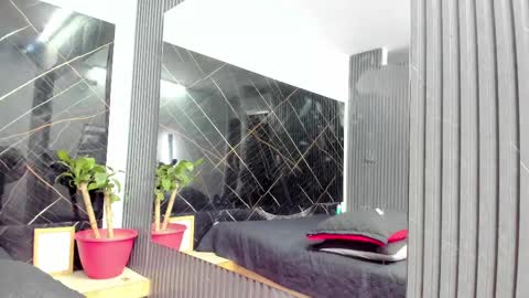 Snapshot of ronnie_777 chatting on March 6, 2025, 11:42 pm Ronnie 777 online show from March 6, 2025, 11:42 pm