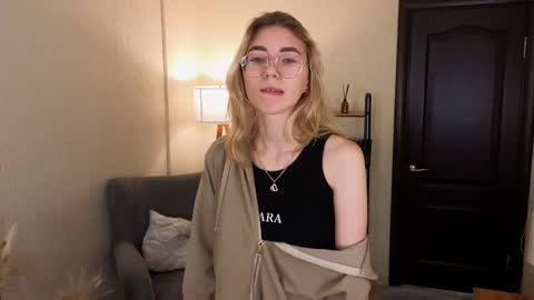 Snapshot of rosa_jones_ chatting on October 8, 2025, 8:01 am Emma online show from October 8, 2025, 8:01 am