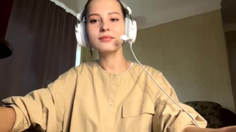 Snapshot of rosaliabugge chatting on October 3, 2025, 8:22 am Mia online show from October 3, 2025, 8:22 am