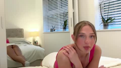 Snapshot of rosebella_ chatting on October 17, 2025, 4:42 pm Bella online show from October 17, 2025, 4:42 pm