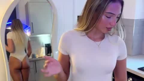 Snapshot of rosebella_ chatting on June 25, 2026, 5:23 am Bella online show from June 25, 2026, 5:23 am