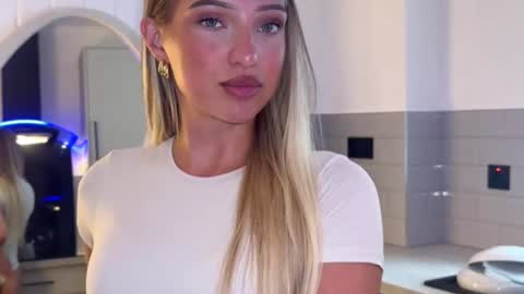Snapshot of rosebella_ chatting on July 15, 2026, 7:13 am Bella online show from July 15, 2026, 7:13 am