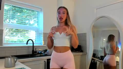 Snapshot of rosebella_ chatting on July 31, 2026, 5:18 am Bella online show from July 31, 2026, 5:18 am