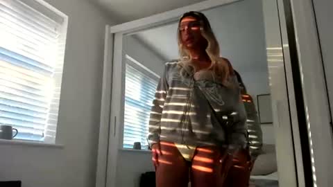 Snapshot of rosebella_ chatting on August 3, 2026, 5:28 am Bella online show from August 3, 2026, 5:28 am