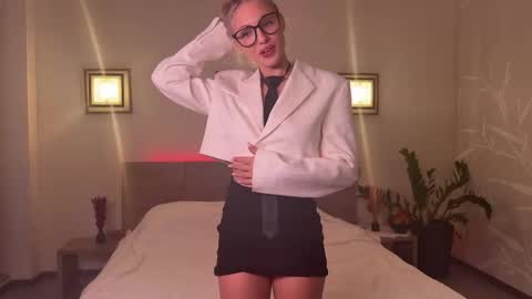 Roselyn  online show from November 22, 2025, 3:33 pm