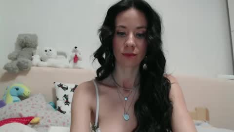 Snapshot of roselynsun chatting on January 18, 2025, 11:33 pm Rose online show from January 18, 2025, 11:33 pm