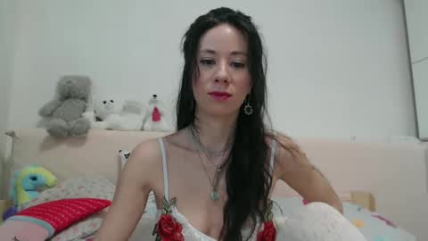 Snapshot of roselynsun chatting on February 3, 2025, 12:57 pm Rose online show from February 3, 2025, 12:57 pm