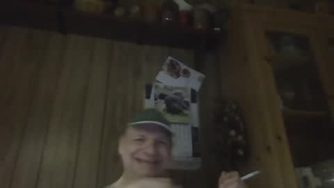 Snapshot of roses2u1958 chatting on December 18, 2024, 4:20 am roses2u1958 online show from December 18, 2024, 4:20 am