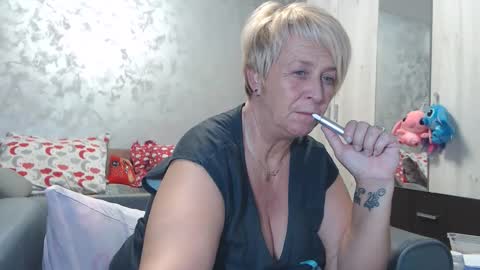 Lovepinklilly online show from October 28, 2025, 5:04 pm