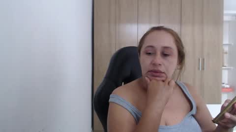 Snapshot of roxanalove7 chatting on April 19, 2026, 7:16 pm Roxana online show from April 19, 2026, 7:16 pm