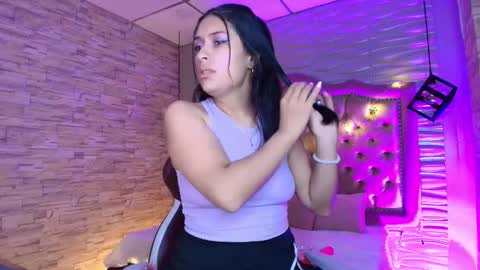 Snapshot of roxanne_han chatting on September 18, 2025, 11:34 am roxanne_han online show from September 18, 2025, 11:34 am